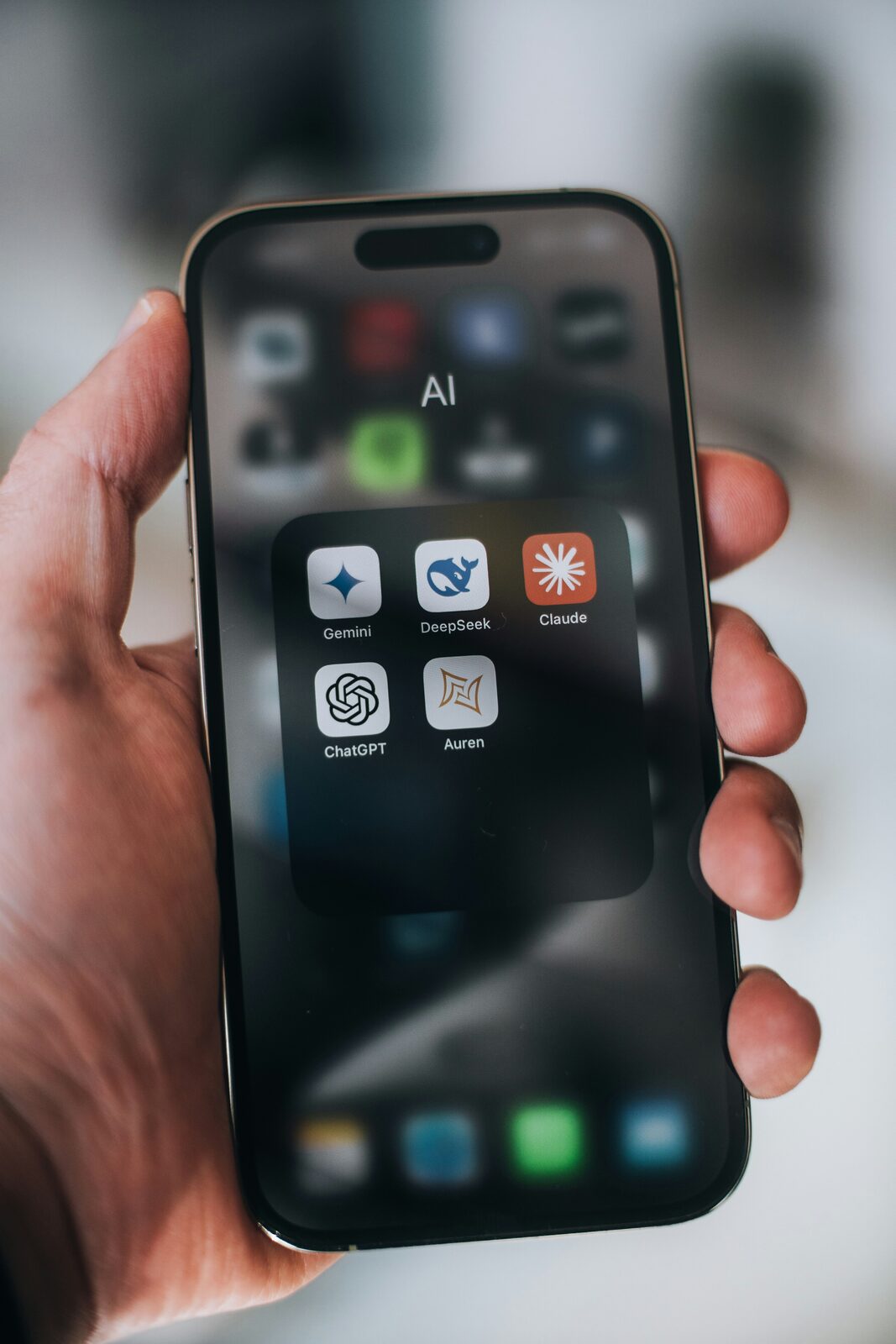 Smartphone met AI-apps: ChatGPT, Claude, Gemini, DeepSeek