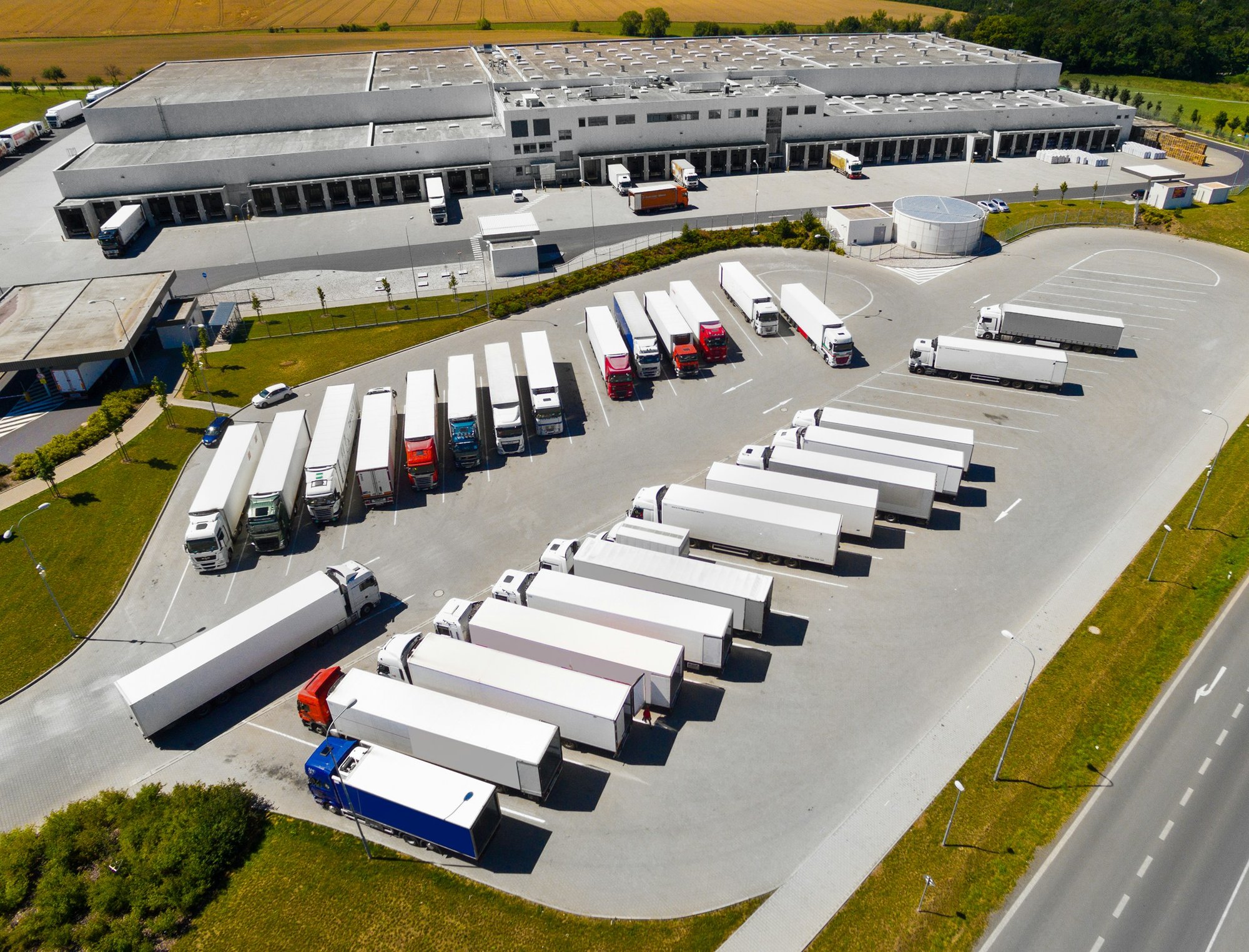 Luchtfoto van een logistieke hub met tientallen vrachtwagens op de laadplaats