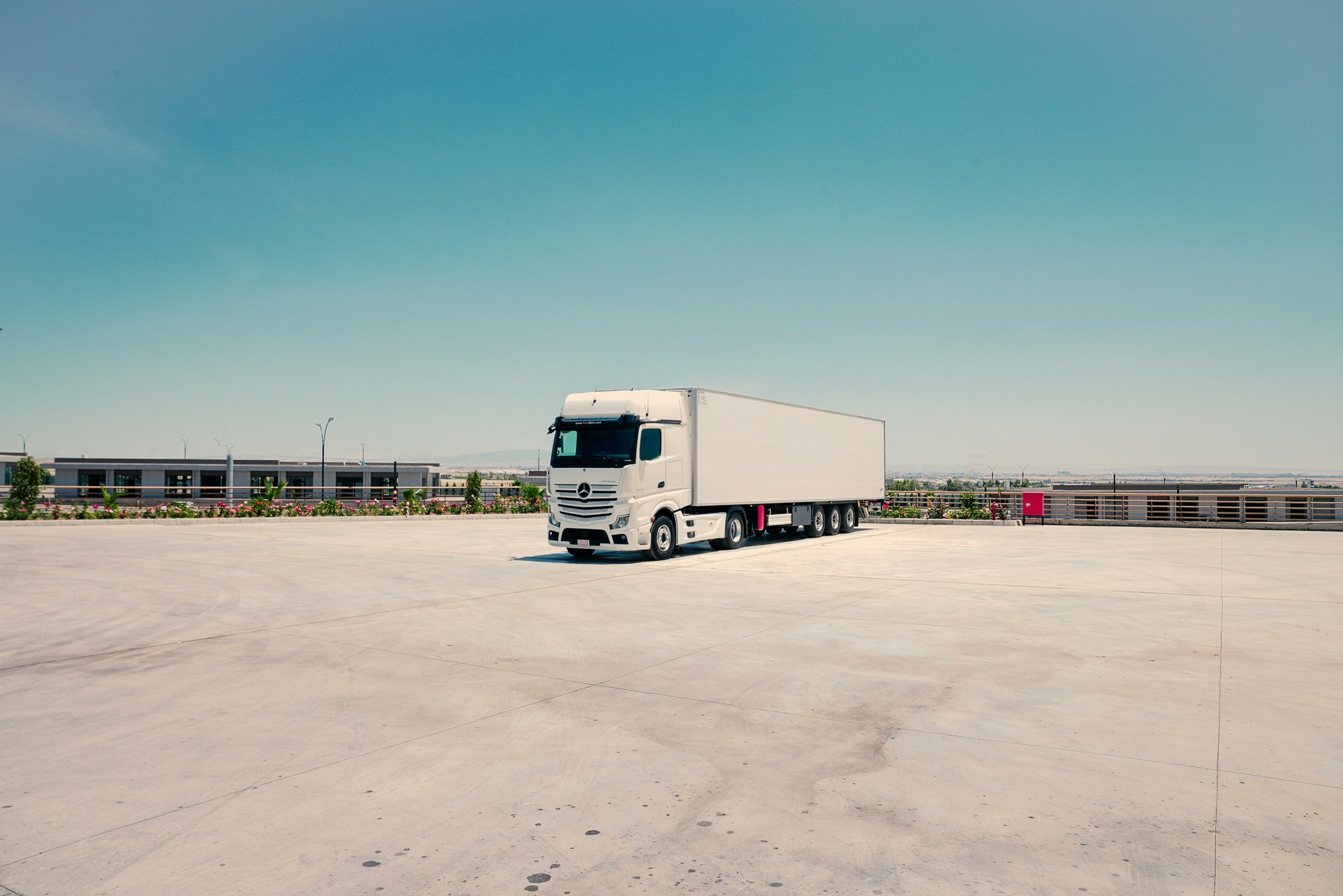 Witte vrachtwagen op de laadplaats van de logistieke hub aan de rand van de stad
