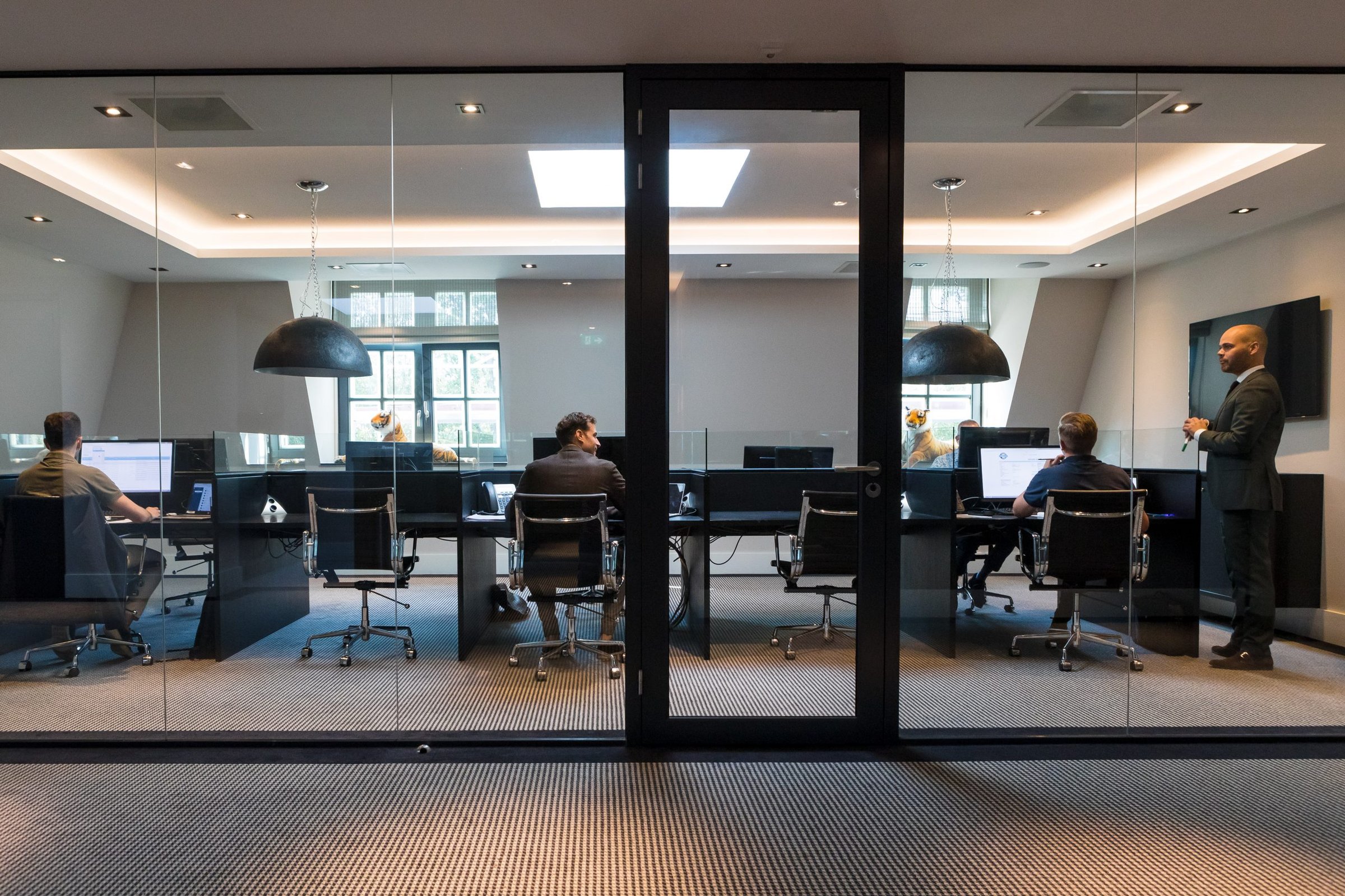 Wijd overzicht van de callcenter-ruimte bij Market Discovery: accountmanagers achter monitoren