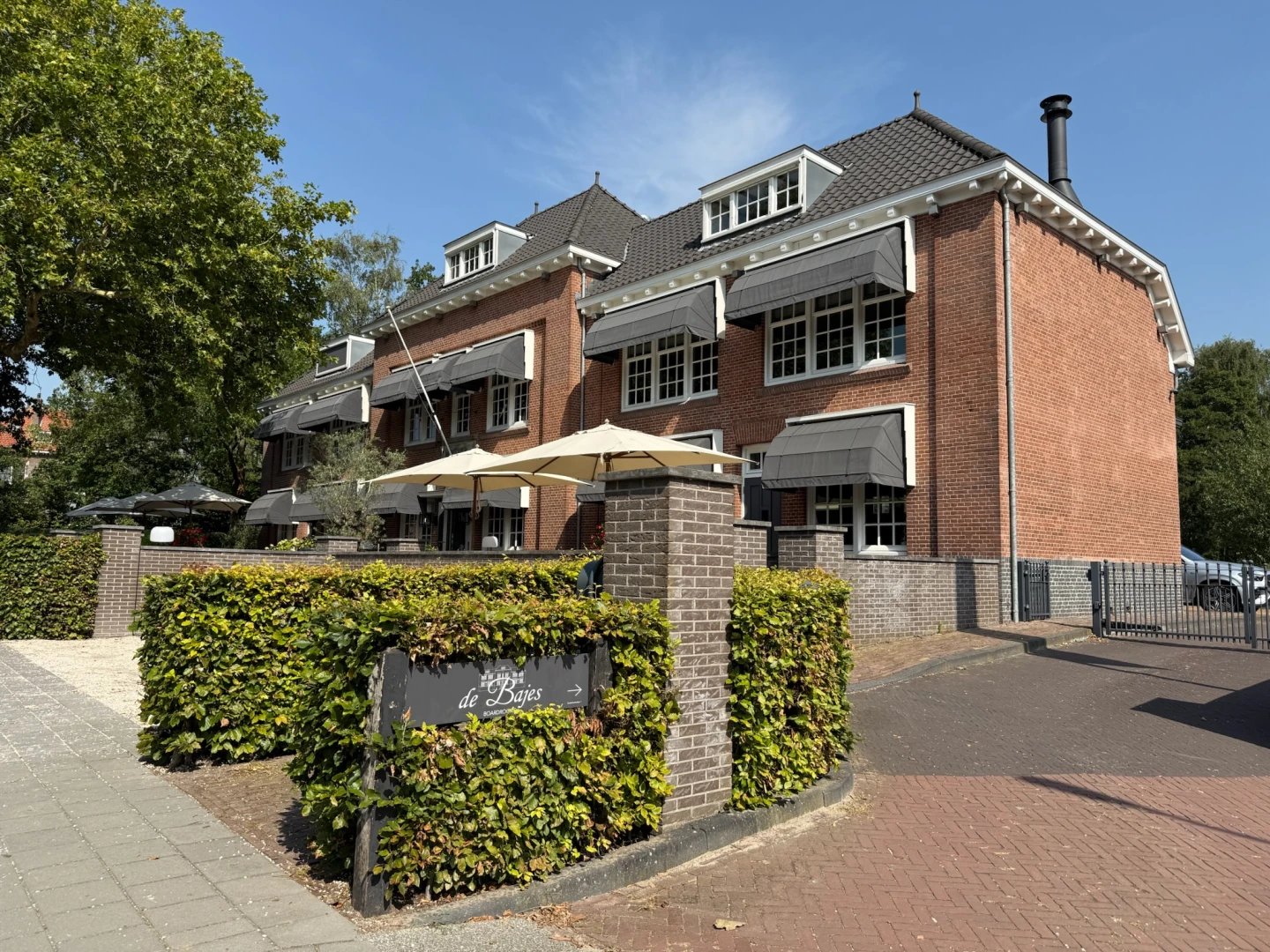 Historisch kantoorpand van Market Discovery aan de Zaan met tuin en luifel