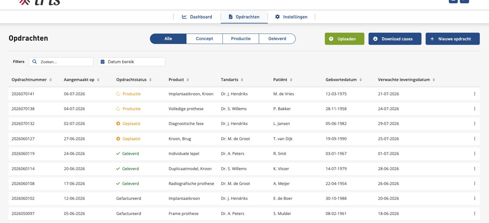 iris platform — opdrachtenoverzicht met filters op status (Alle / Concept / Productie / Geleverd), en kolommen voor product, tandarts, patiënt en leveringsdatum