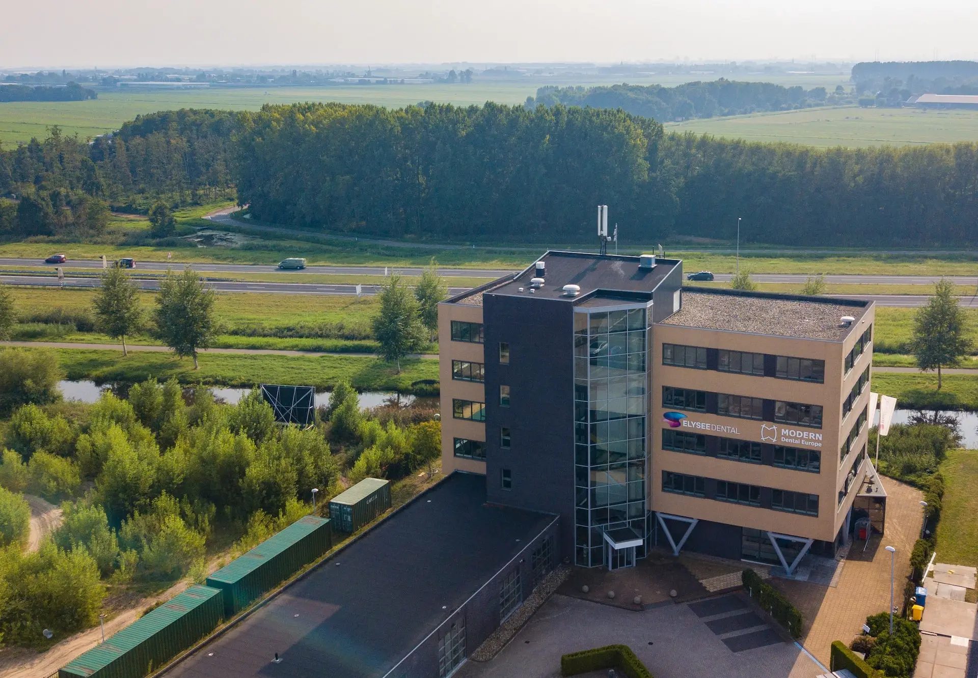 Luchtfoto van het Modern Dental Europe pand in Nederland