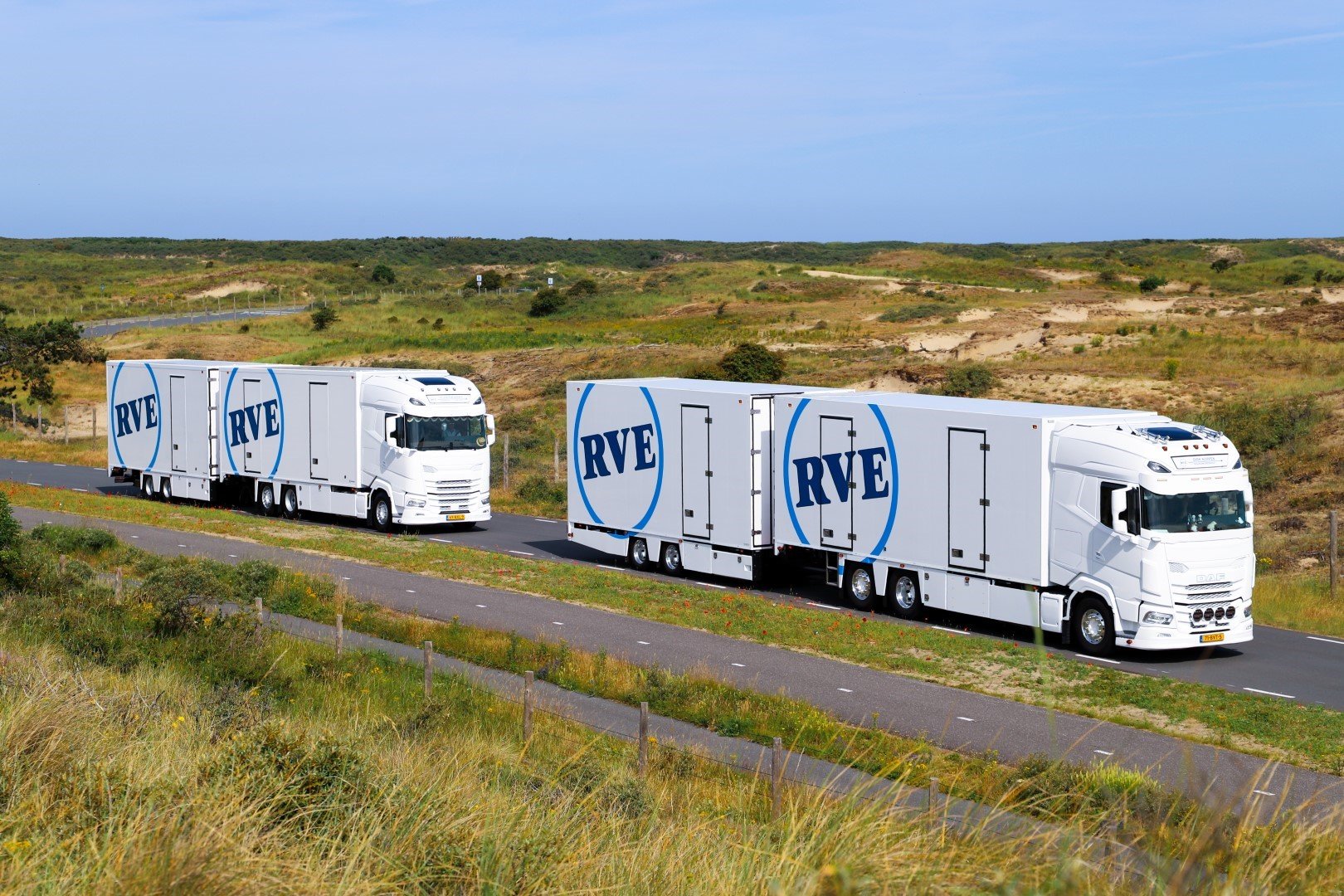 Vrachtwagens van RVE in het duinlandschap