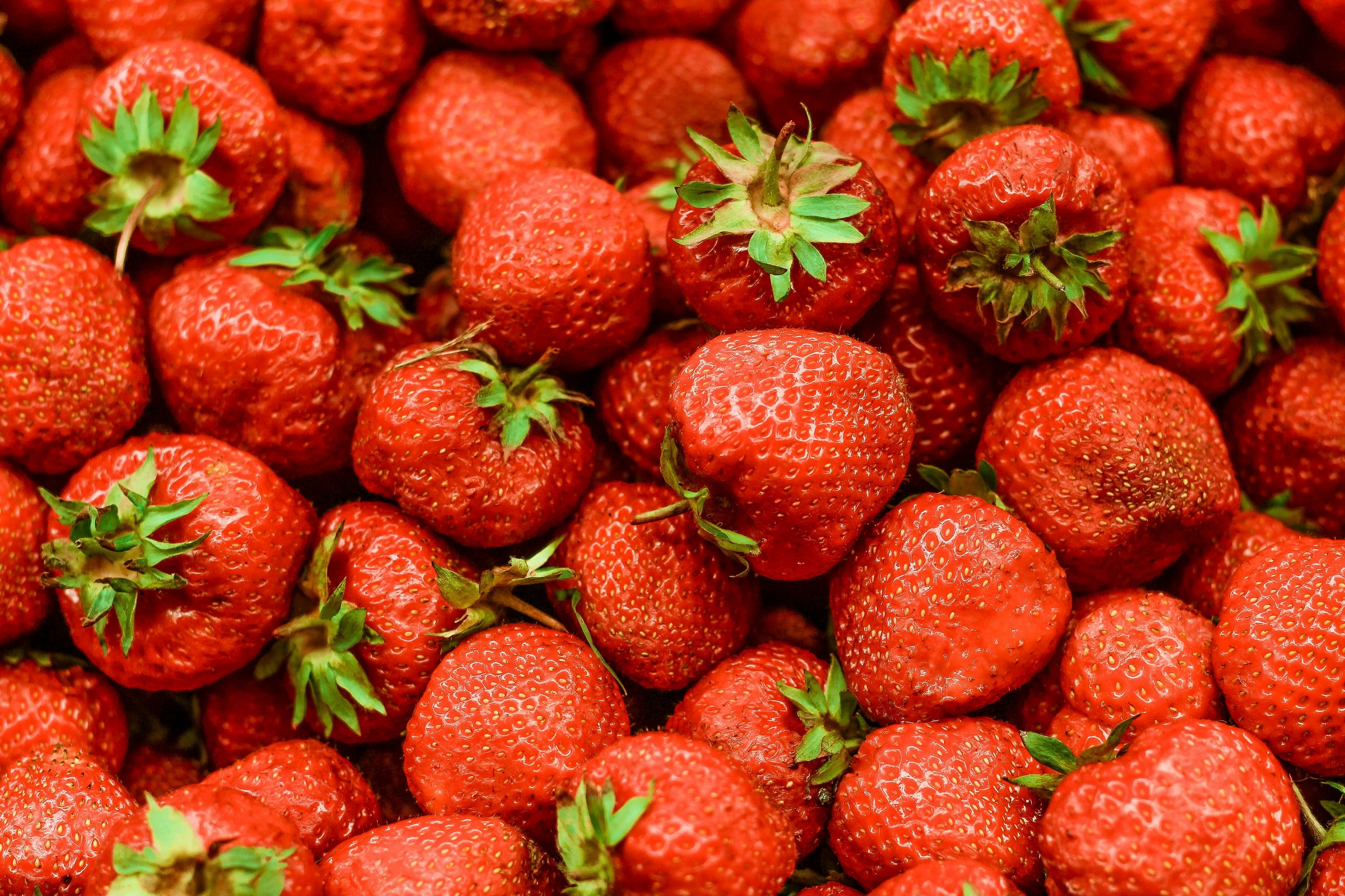 Close-up van verse aardbeien in kratten