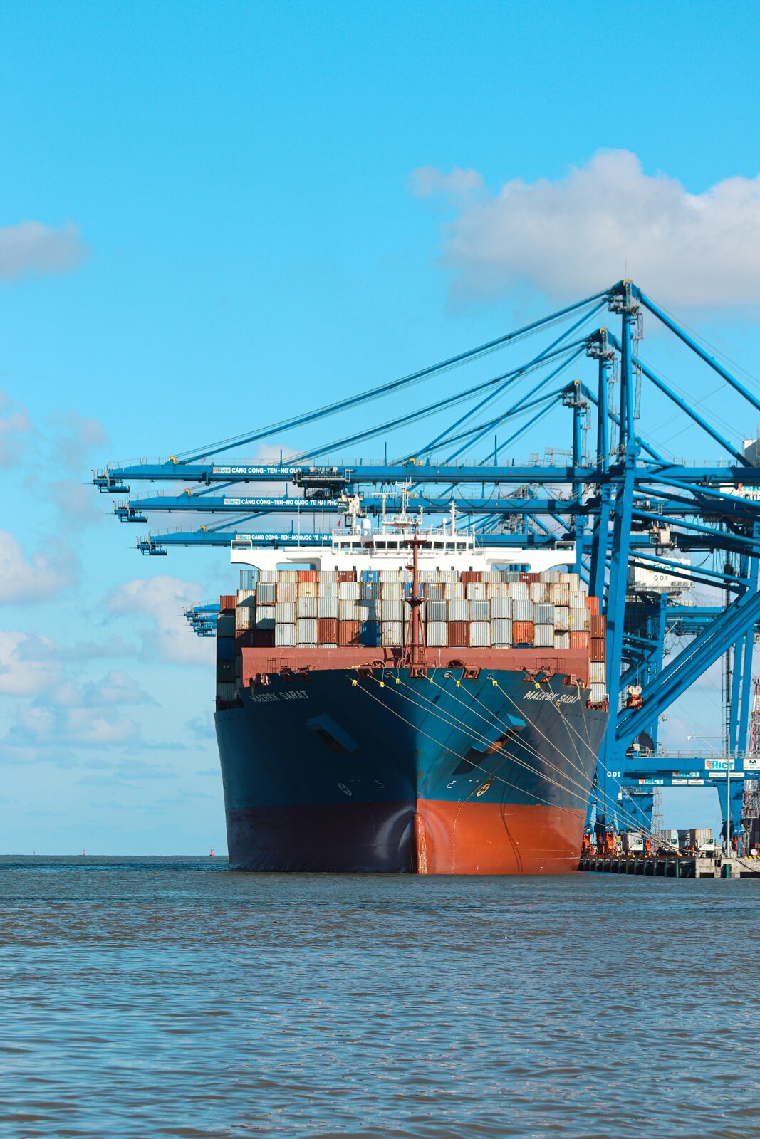 Containerschip in haven bij terminal
