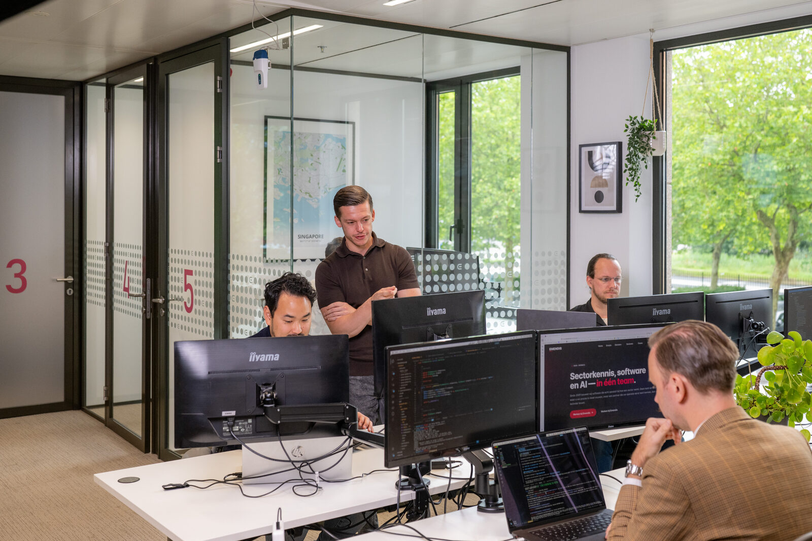 Werkplek met meerdere teams in gesprek