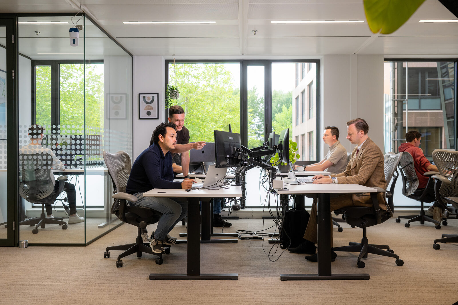 Emendis-developers samen aan het werk in het open kantoor met iiyama-monitoren