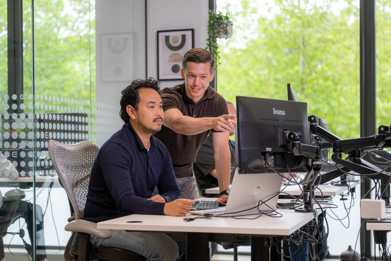 Twee Emendis-developers in samenwerking aan een scherm