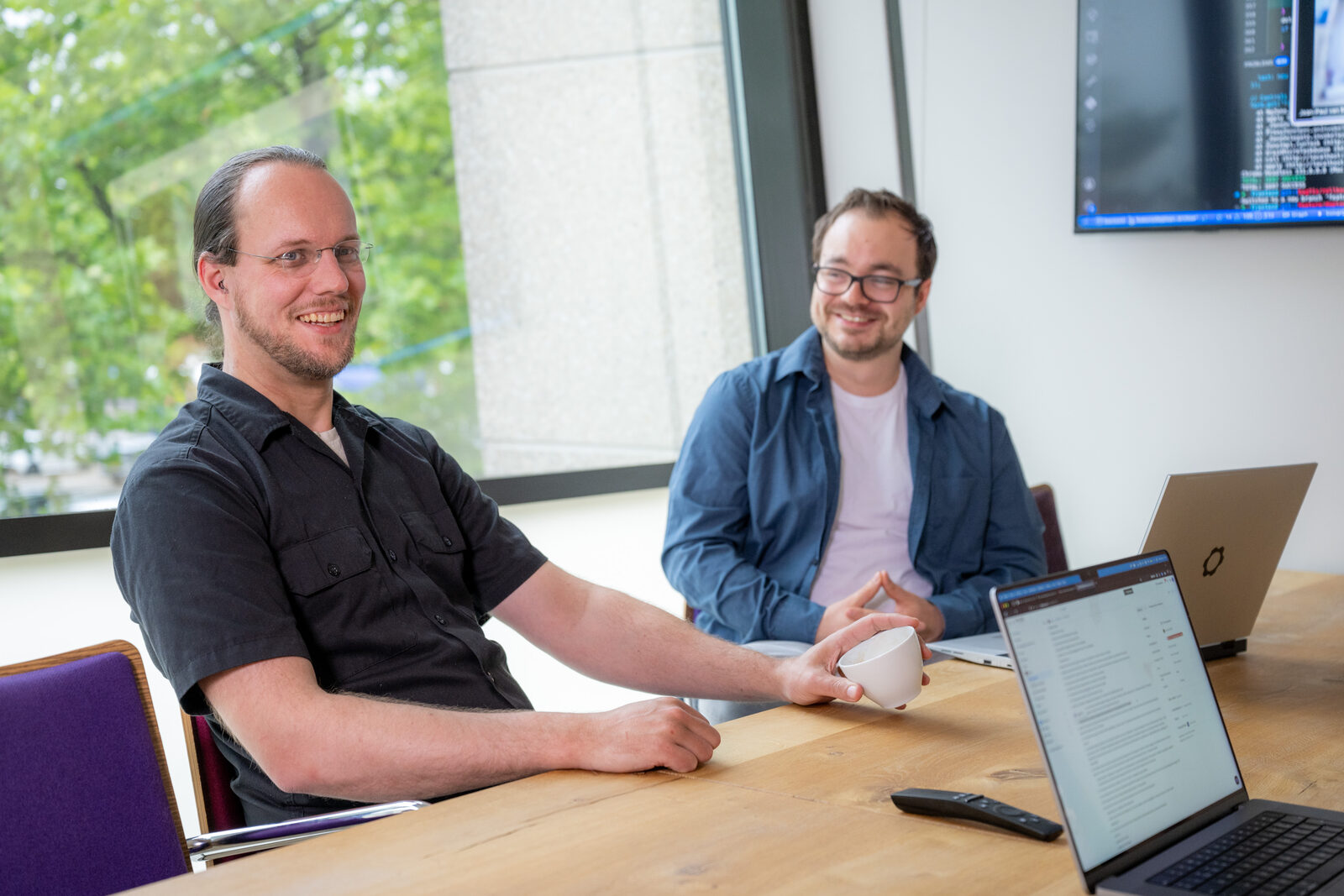 Collega's in gesprek met koffie