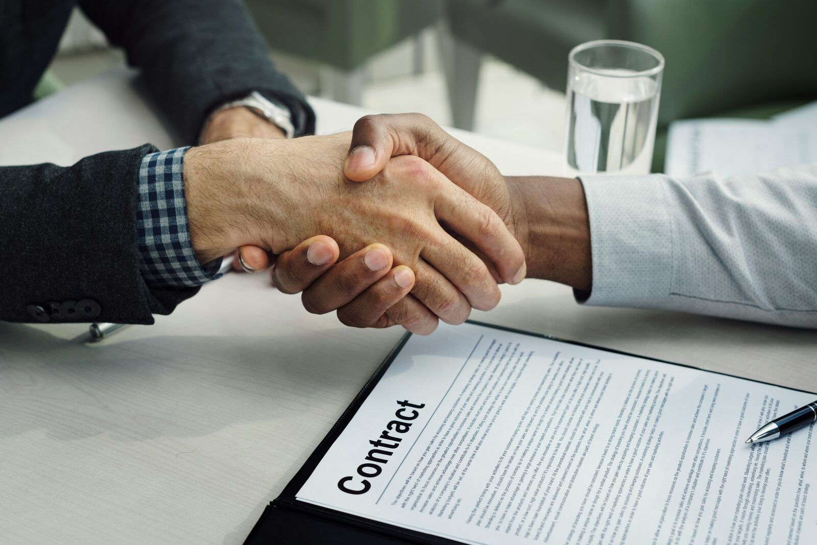 Handdruk over getekend contract