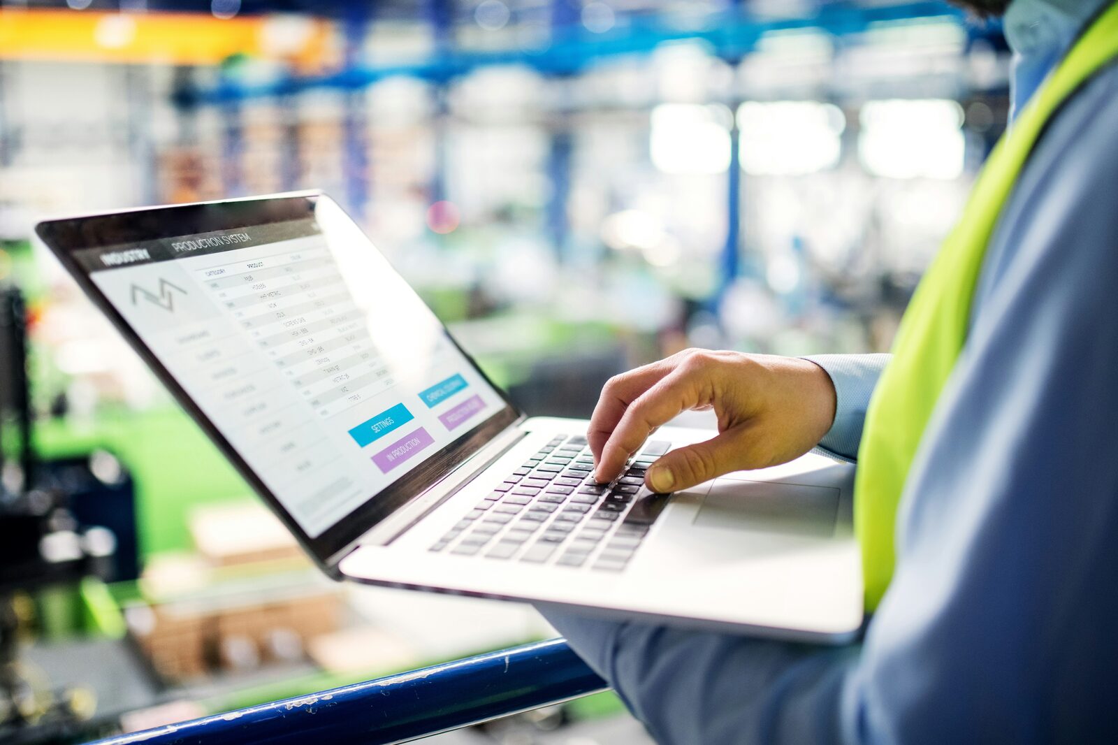 Laptop met ERP in magazijnomgeving