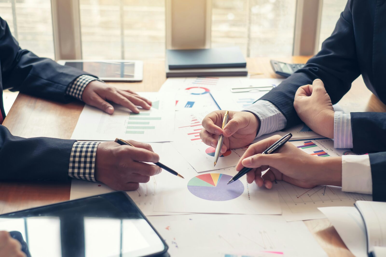 Vergadering met grafieken en data-analyse