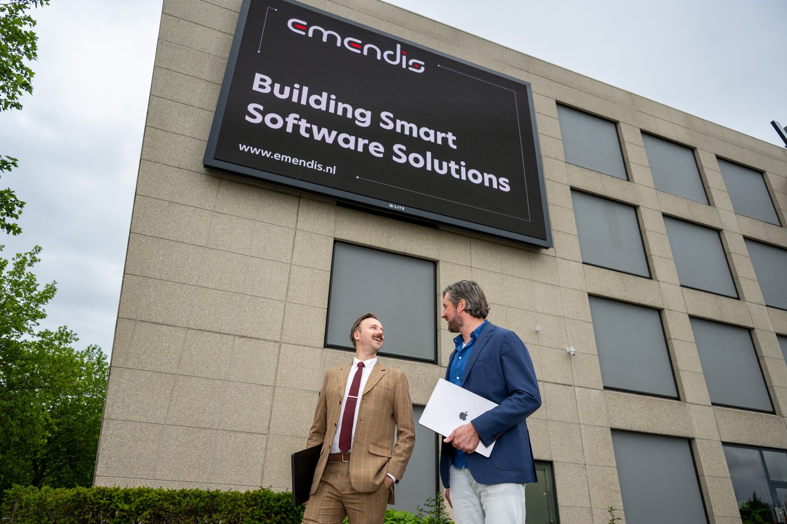 Emendis-kantoorgebouw in Veenendaal met de LED-banner 'Building Smart Software Solutions'