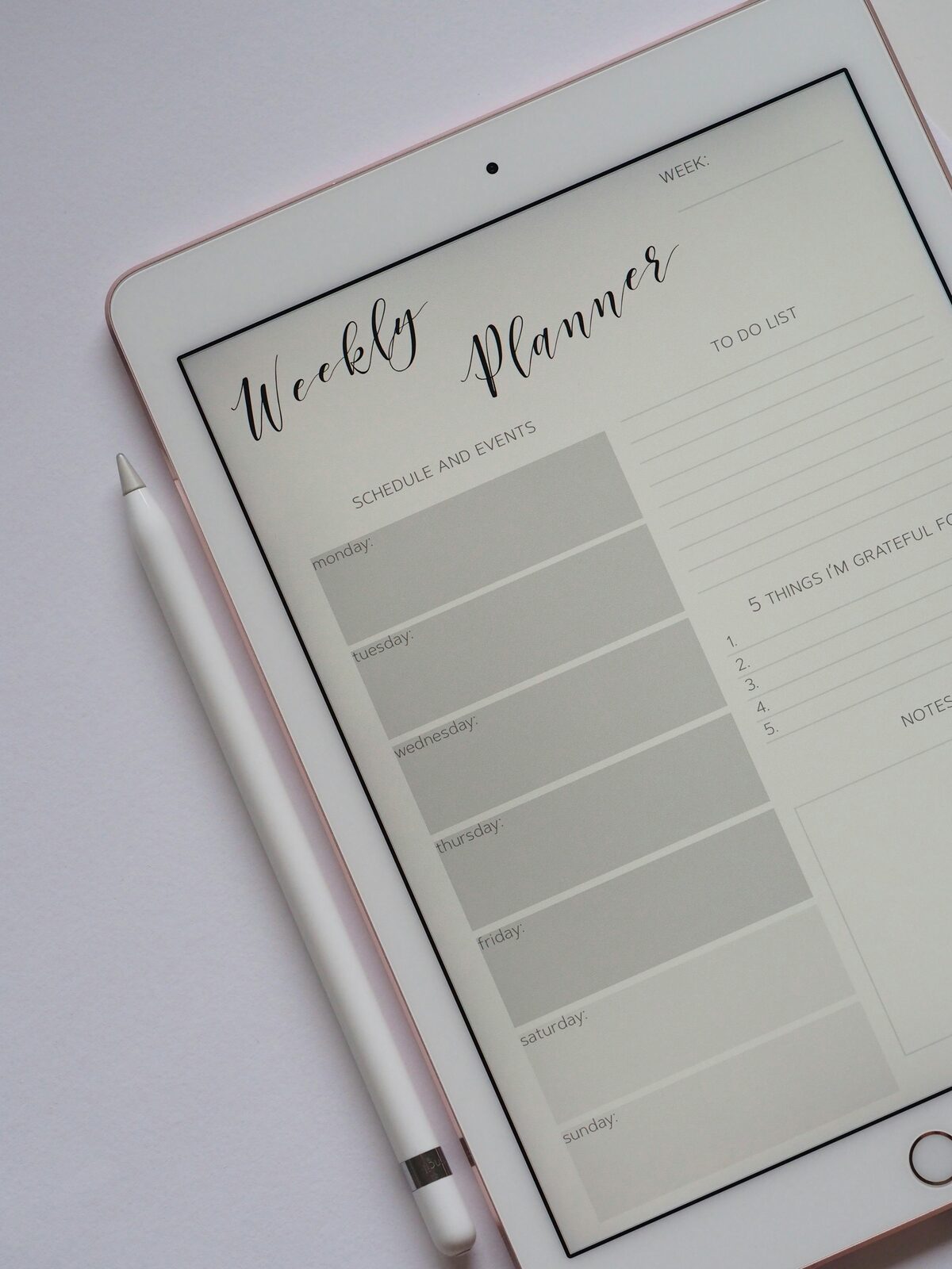 Weekplanner op tablet — overzicht van schema en taken