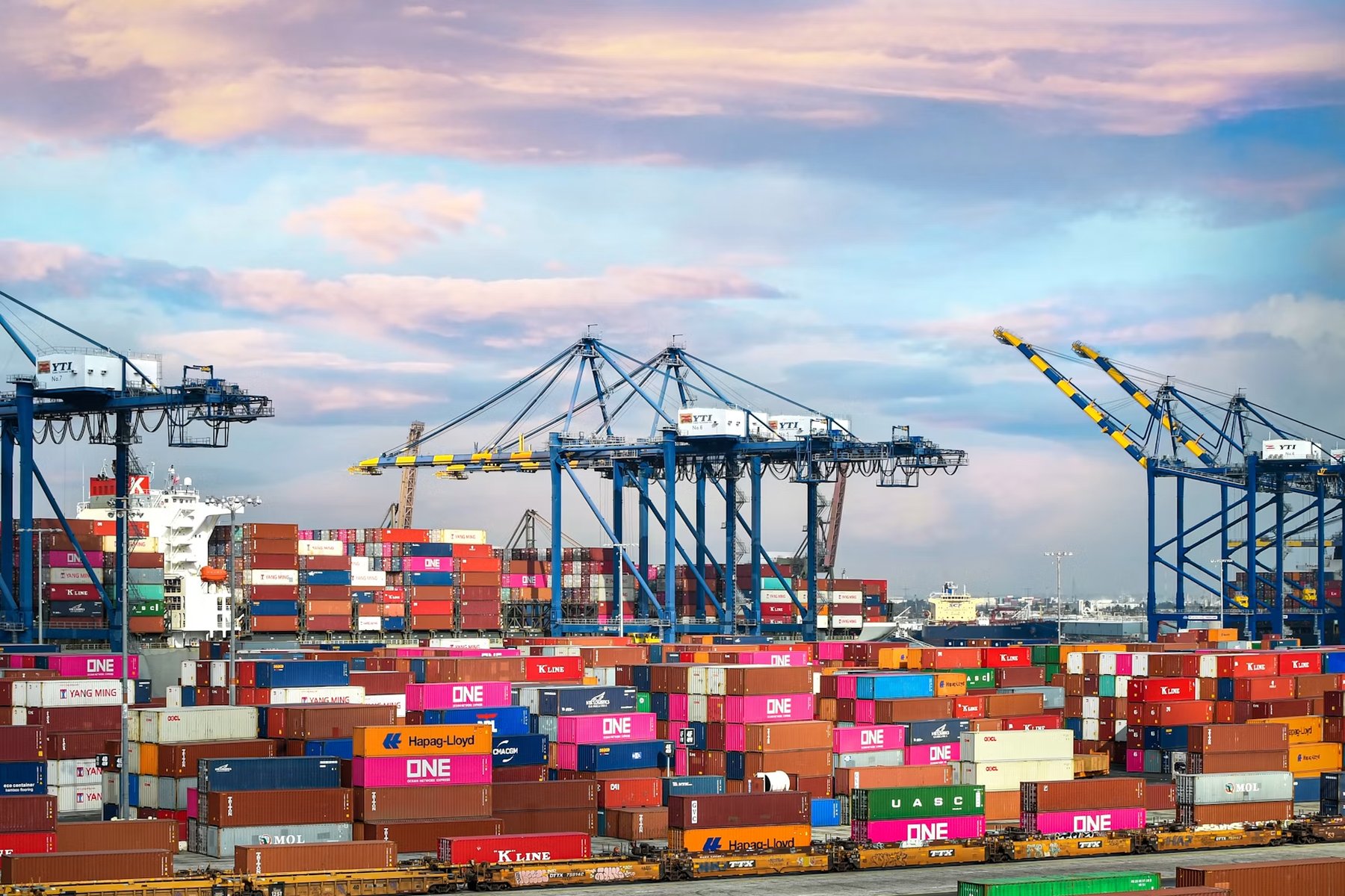 Containerhaven met kranen - logistiek en supply chain in beweging
