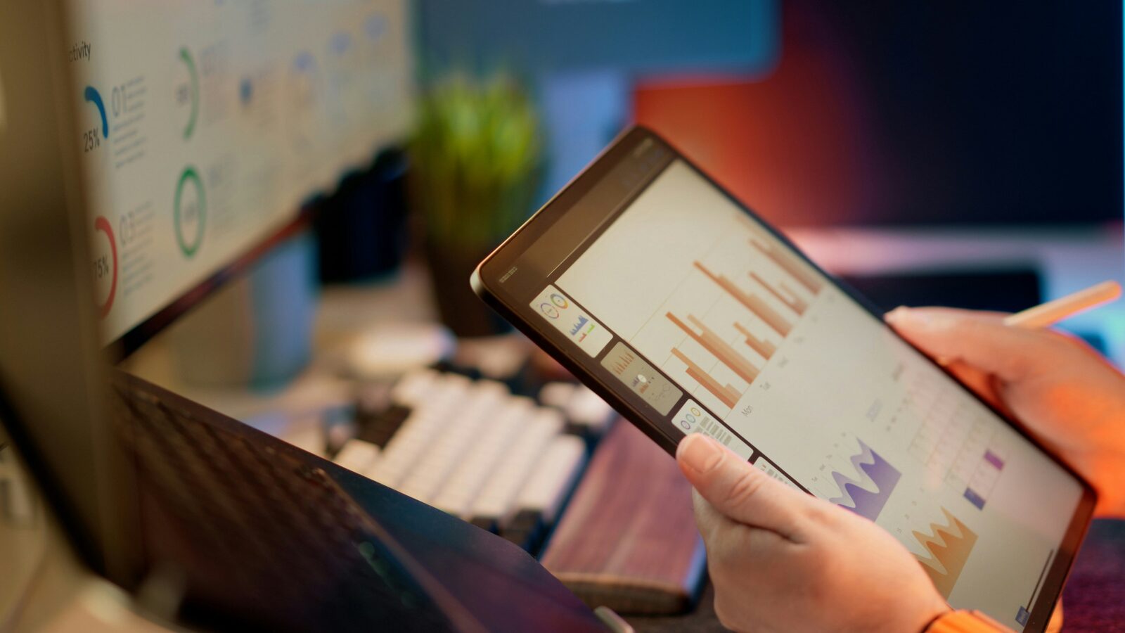 Tablet met grafieken en bedrijfsdata